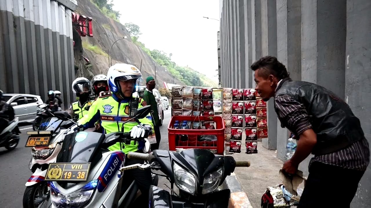 
Jajaran Satuan Lalu Lintas (Satlantas) Polresta Bandung saat memberikan himbauan kepada para pedagang tidak berjualan di terowongan Jalan Lingkar Nagreg, Jawa Barat, Rabu (4/5/2022). (Foto : Polresta Bandung)**