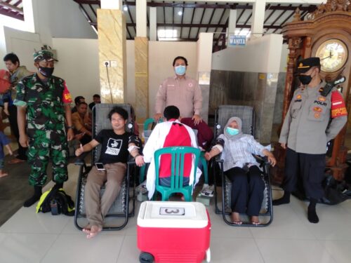 Pelaksanaan kegiatan sosial donor darah di Masjid Agung Majalaya Kabupaten Bandung, Sabtu (7/5/2022). (Foto: Trinata/dara.co.id)