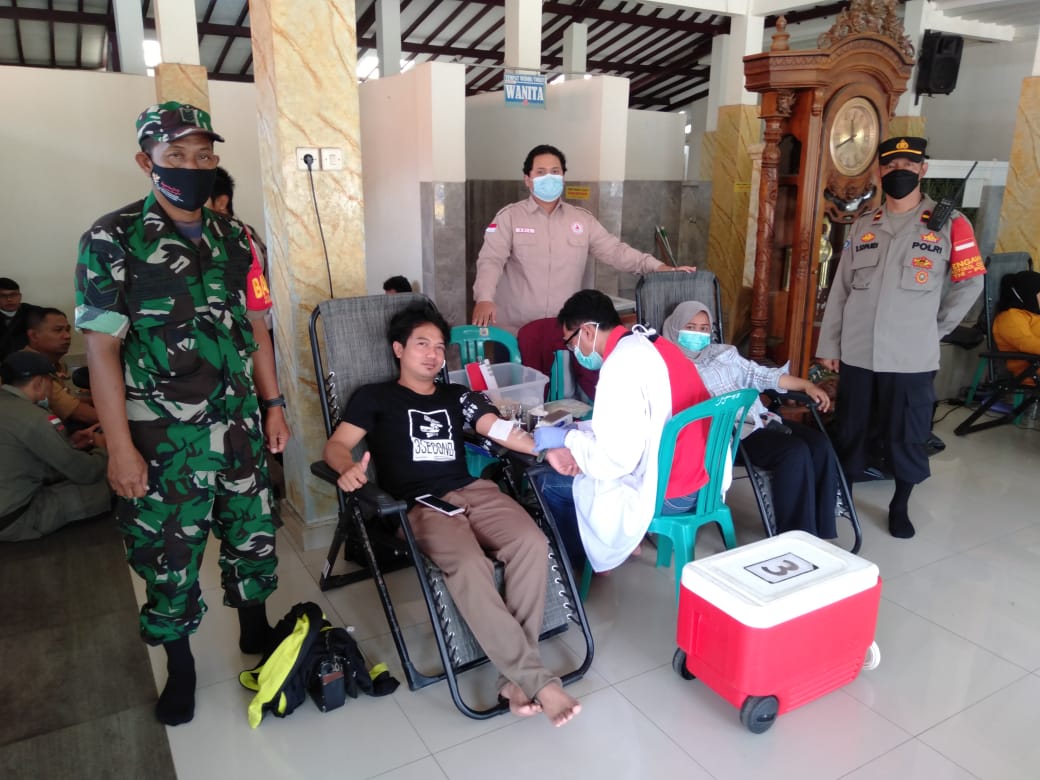 

Kegiatan donor darah untuk memenuhi kebutuhan transfusi darah para penderita thalasemia dan kebutuhan medis lainnya di Masjid Agung Majalaya Kabupaten Bandung, belum lama ini. (foto trinata/dara.co.id)**
