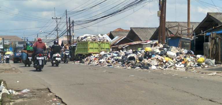 Tumpukan sampah di depan Pasar Parakanmuncang (Foto: Istimewa)