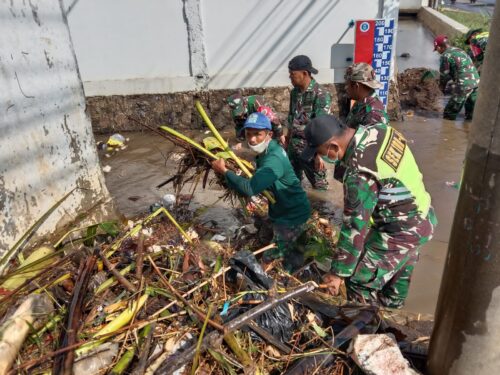 Satgas Citarum Harum Sektor 4/Majalaya saat membersihkan sampah dan ranting pohon di aliran Cungai Cidawolong di Desa Biru Kecamatan Majalaya Kabupaten Bandung, Kamis (12/5/2022). (Foto Dok Satgas Citarum Harum)