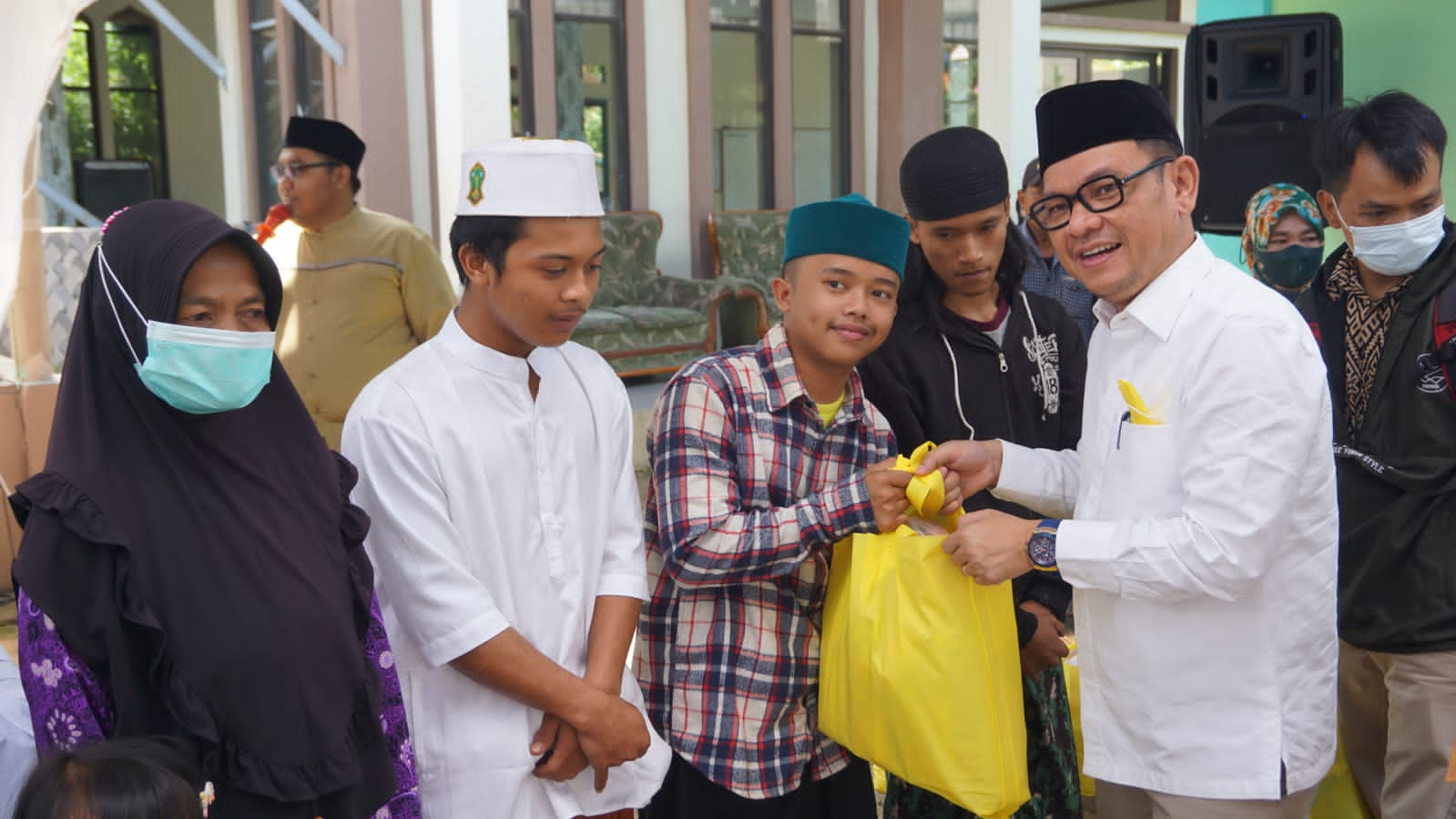 
Ketua DPD Partai Golkar Jawa Barat, Ace Hasan Saydzily saat menyerahkan bantuan sosial kepada masyarakat Bandung Barat di Pondok Pesantren Al-Musri Pusaka, Bandung Barat, Jumat (13/5/2022).(Foto: Ist)