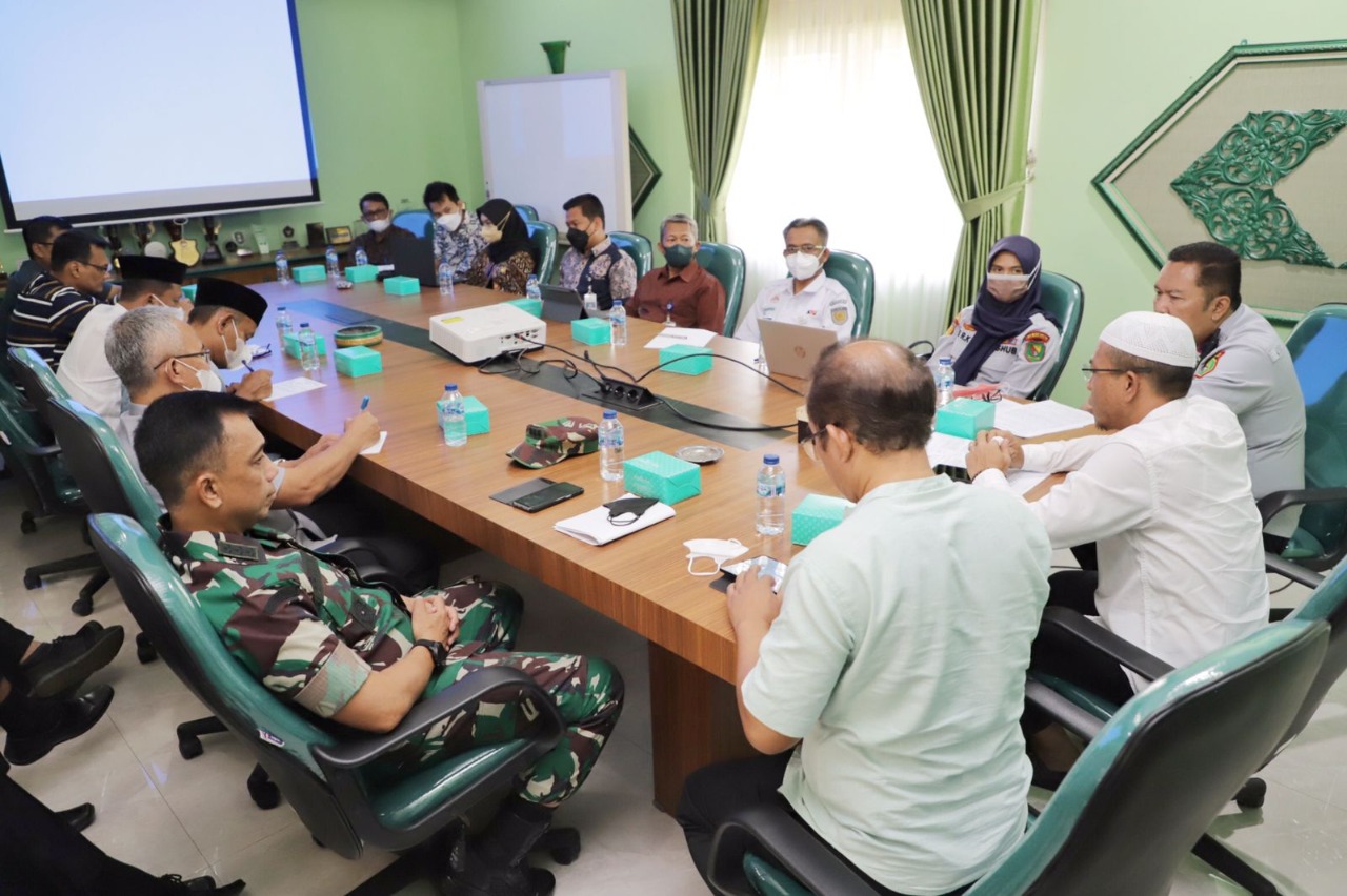 
Bupati Bandung Dadang Supriatna beserta jajarannya menggelar rapat koordinasi bersama Kasi Lalu Lintas Sarana dan Keselamatan, Balai Teknik Perkeretaapian Kelas I Wilayah Jawa Bagian Barat, Ditjen Perkeretaapian, Kementerian Perhubungan (Kemenhub), Fitri Antara di rumah dinas jabatan Bupati Bandung di Soreang, Jumat (13/5/2022). (Foto pemkab bandung/dara.co.id)

