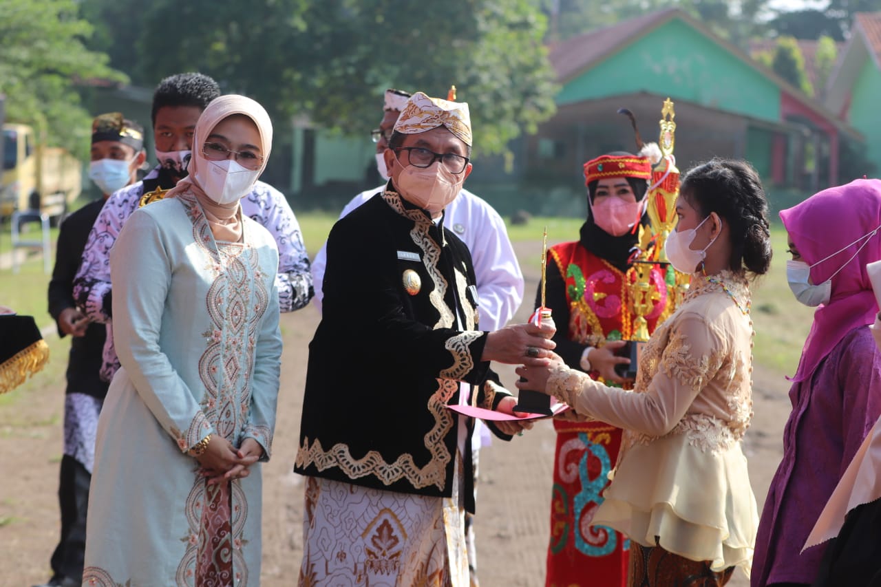 
Bupati Cirebon, Imron didampingi Wakil Bupati Wahyu Tjiptaningsih memberikan piala kepada seorang guru pada Peringatan Hari Pendidikan Nasional (Hardiknas) di GOR Ranggajati, Jumat (13/5/2022). (Foto: bambang/dara.co.id)