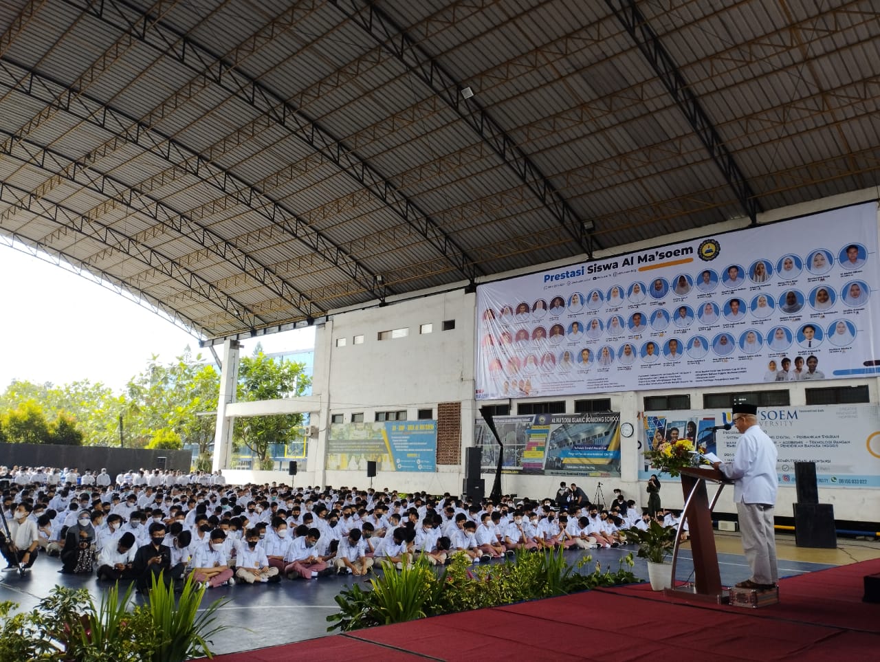 

Ribuan siswa dan santri Yayasan Al Ma'soem Bandung menghadiri kegiatan halal bihalal Idulfitri 1443 Hijriah yang di Dome Kampus Al Ma'soem Jalan Raya Cipacing Desa Cipacing Kecamatan Jatinangor Kabupaten Sumedang Jawa Barat,  Selasa (17/5/2022). (Foto dok al ma'soem/dara.co.id)

