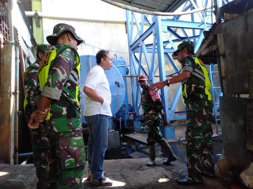 Komandan Sektor 4/Majalaya Satgas Citarum Harum Kolonel Inf Mulyono HS., bersama Wahyu, pihak pabrik tekstil PT Mulya Jaya di kawasan pabrik tersebut, Rabu (18/5/2022) (Foto: Istimewa)