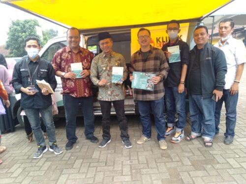 Kepala Dinas Perdagangan dan Perindustrian Kabupaten Bandung Dicky Anugrah (tengah) saat mendampingi Bupati Bandung HM Dadang Supriatna pada kegiatan Bunga Desa di Kecamatan Ibun Kabupaten Bandung, Kamis (19/5/2022).(Foto: Humas Pemkab Bandung)