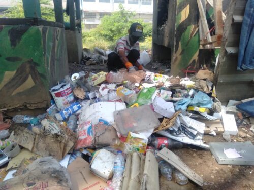 Agus (56), sedang mengelola sampah di tempat pilah pilih olah sampah di sebuah pemakaman umum/bantaran Sungai Citarum di Kampung Bojongrengas RW 11 Desa Majasetra Kecamatan Majalaya Kabupaten Bandung, Jumat (20/5/2022).(Foto: trinata/dara.co.id)

