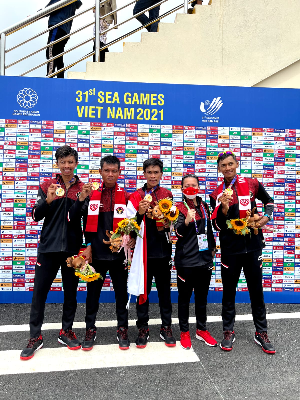 

Personil Polresta Bandung Denri Maulidzar Alghiffari dan kawan - kawan berhasil meraih medali emas pada cabang olahraga rowing (dayung) di Sea Games Vietnam 2021, Sabtu (14/5/2022).(Foto: Istimewa)
