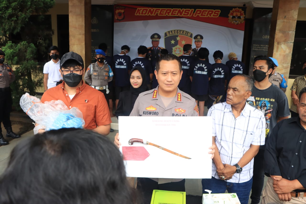 
Kapolresta Bandung Kombes Pol Kusworo Wibowo saat menggelar konferensi pers di Mapolresta Bandung, Minggu (22/5/2022). (Foto Polresta Bandung/dara.co.id)
