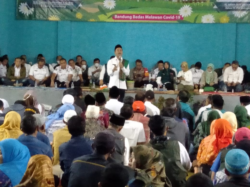 
Bupati Bandung HM Dadang Supriatna memaparkan program unggulan saat saba desa di GOR Desa Cikoneng Kecamatan Pasirjambu Kabupaten Bandung, Kamis (25/5/2022).(Foto: Humas)
