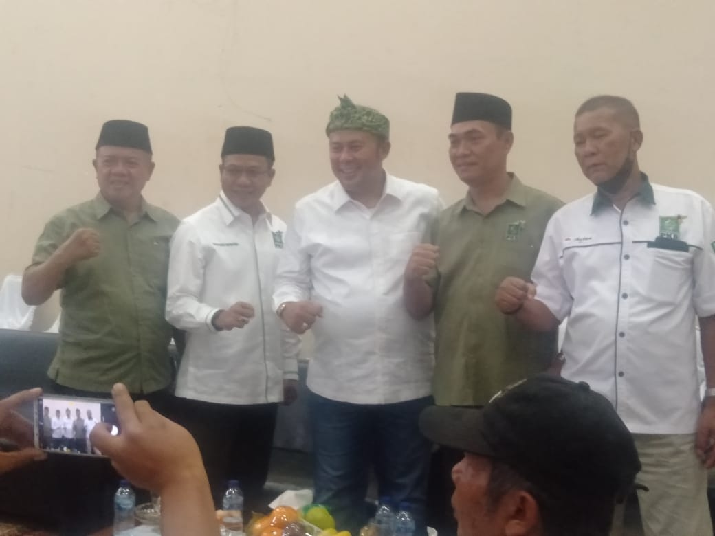 Ketua DPC PKB Kabupaten Bandung HM Dadang Supriatna didampingi Ketua Fraksi PKB DPR RI H. Cucun Ahmad Syamsurijal pada kegiatan halal bihalal dan launching pencalegan dini Pileg 2024 di Graha Alif Kecamatan Solokanjeruk, Kamis (26/5/2022) (Foto: Istimewa)