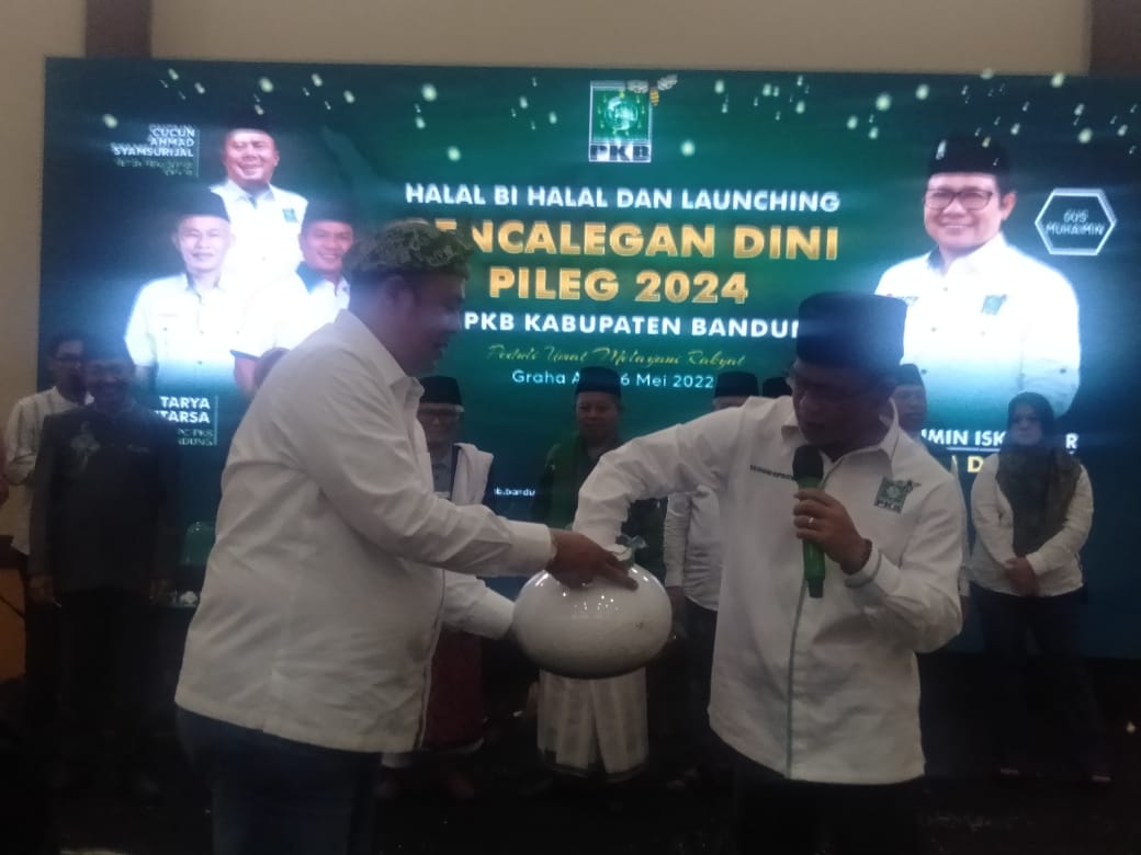 Ketua Fraksi PKB DPR RI H. Cucun Ahmad Syamsurijal bersama Ketua DPC PKB Kabupaten Bandung HM Dadang Supriatna saat memberikan doorprize ibadah umrah kepada para kader saat halal bihalal dan launching Pencalegan Dini Pileg 2024 di Graha Alif Kecamatan Solokanjeruk Kabupaten Bandung, Kamis (26/5/2022). (Foto Trinata/dara.co.id)