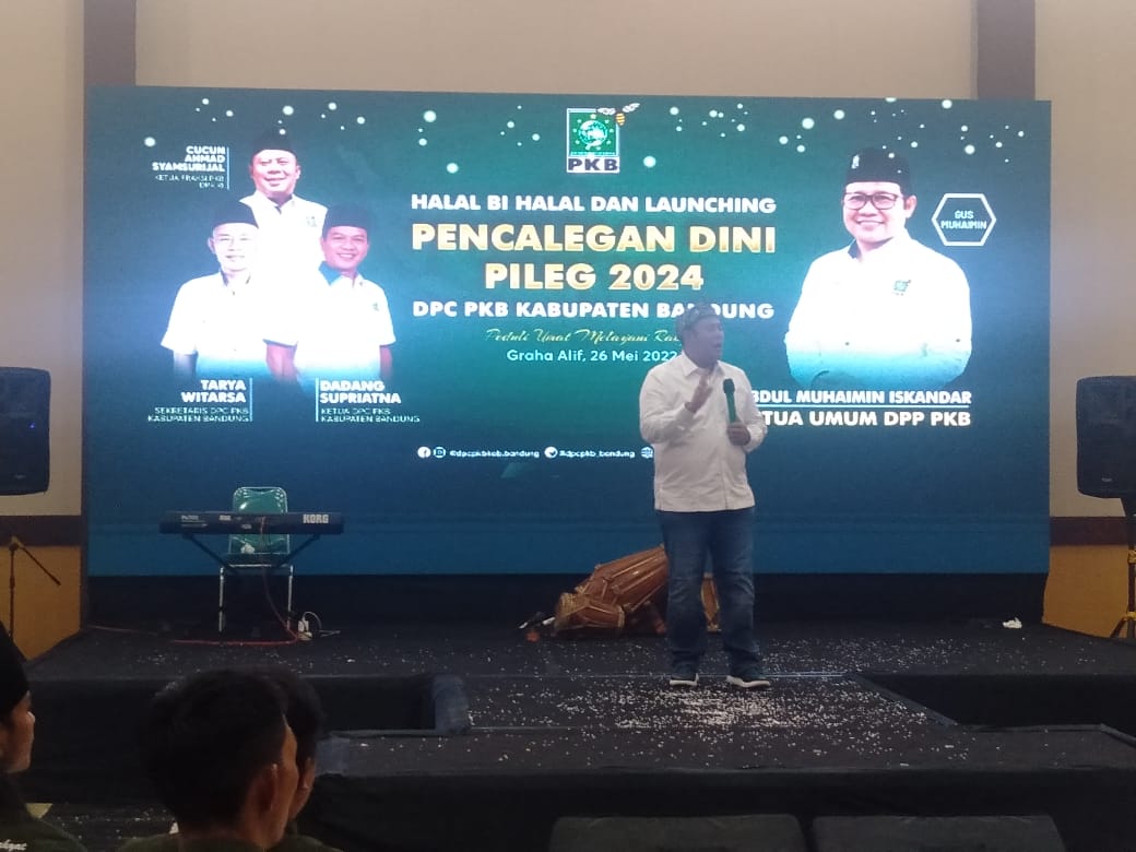 Ketua Fraksi PKB DPR RI H. Cucun Ahmad Syamsurijal memberikan sambuatan pada halal bihalal dan launching pencalegan dini Pileg 2024 DPC PKB Kabupaten Bandung di Graha Alif Solokanjeruk, Kamis (26/5/2022). (Foto: trinata/dara.co.id)
