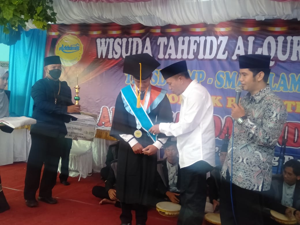 
Bupati Bandung HM Dadang Supriatna menyematkan selendang kepada Cepi Suhendi, salah satu siswa berprestasi Tahfidz Al-Qur'an 20 Juz di lingkungan SMA Islam Terpadu di Jalan Samsat Kampung Cipasir RT 03/RW 22 Desa Jelegong Kecamatan Rancaekek Kabupaten Bandung, Sabtu (28/5/2022). (Foto Trinata/dara.co.id)


