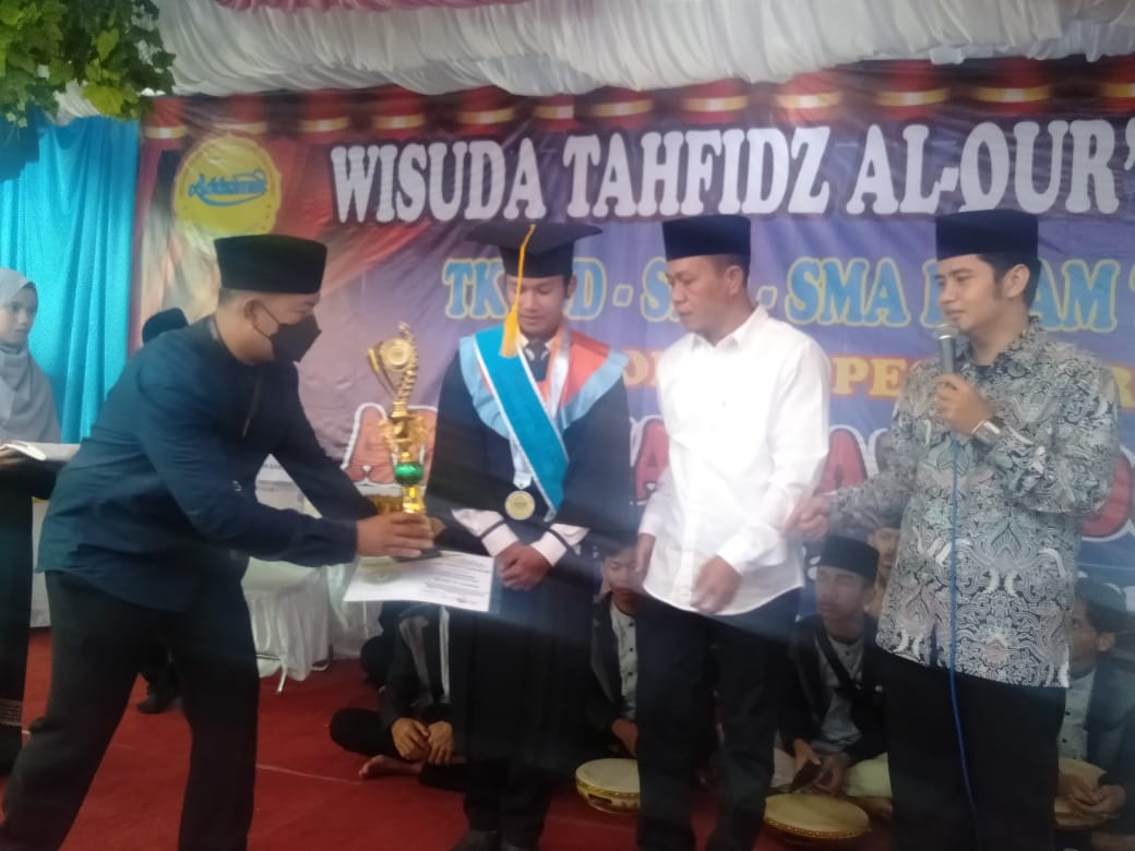 Ketua Yayasan Pengabdian Pendidikan dan Dakwah  Addzimat Da'i Indonesia KH Da'i Nanang Qosim Rohmana, S.Ikom, M.M., (kanan) saat mendampingi Bupati Bandung HM Dadang Supriatna memberikan penghargaan kepada Cepi Suhendi, penghafal Al-Qur'an 20 juz, Sabtu (28/5/2022). (Foto Trinata/dara.co.id)