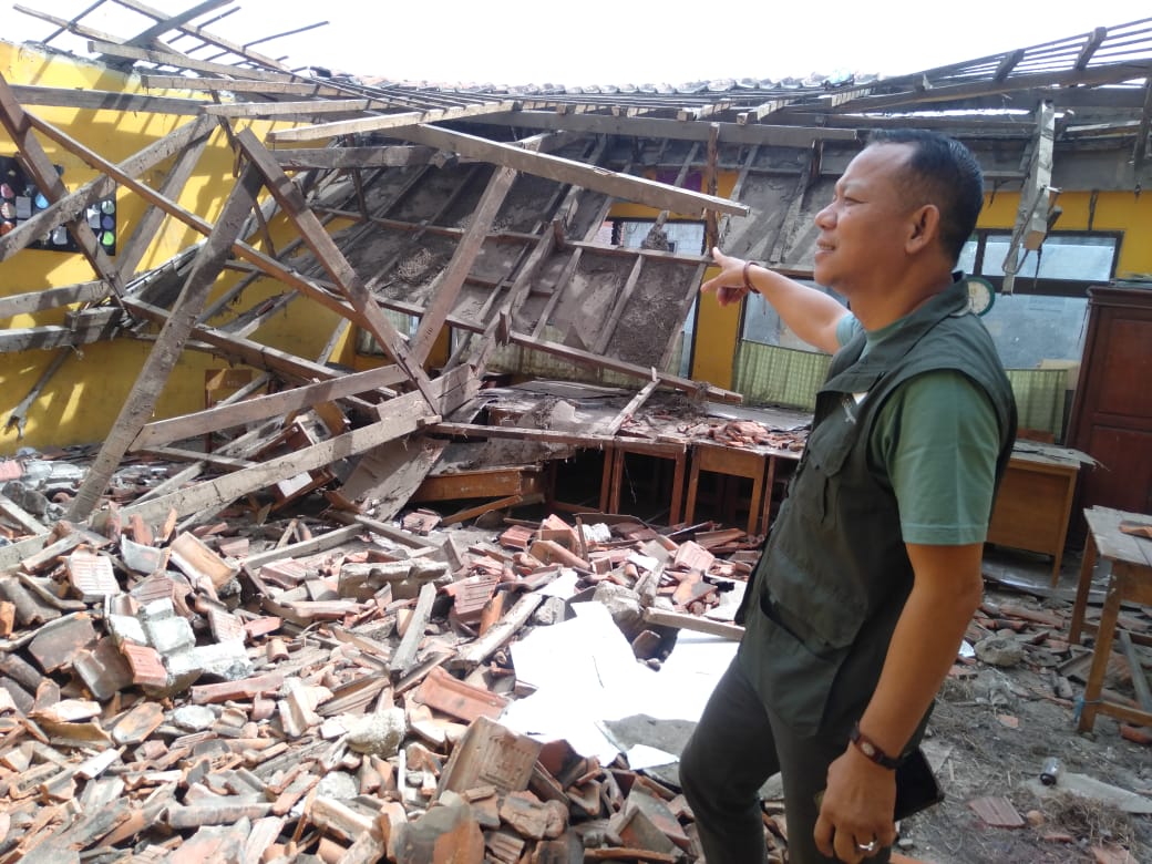 Wakil Ketua Komisi D DPRD Kabupaten Bandung H. Cecep Suhendar saat meninjau dua atap ruang kelas SDN Rancanilem yang ambruk di Kampung Rancanilem RT 03/RW 11 Desa Bojongloa Kecamatan Rancaekek Kabupaten Bandung pada Minggu (29/5/2022). (Foto Trinata/dara.co.id)