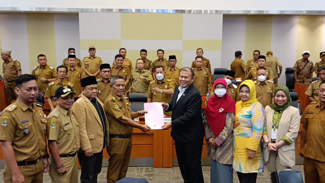 

 Ketua APDESI Kabupaten Bandung Dedi M. Bram menyerahkan dokumen aspirasi kepada  Wakil Ketua Badan Anggaran DPR RI, Cucun Ahmad Syamsurijal usai audiensi di Gedung DPR RI di Jakarta, Senin (30/5/2022).(Foto: istimewa)
