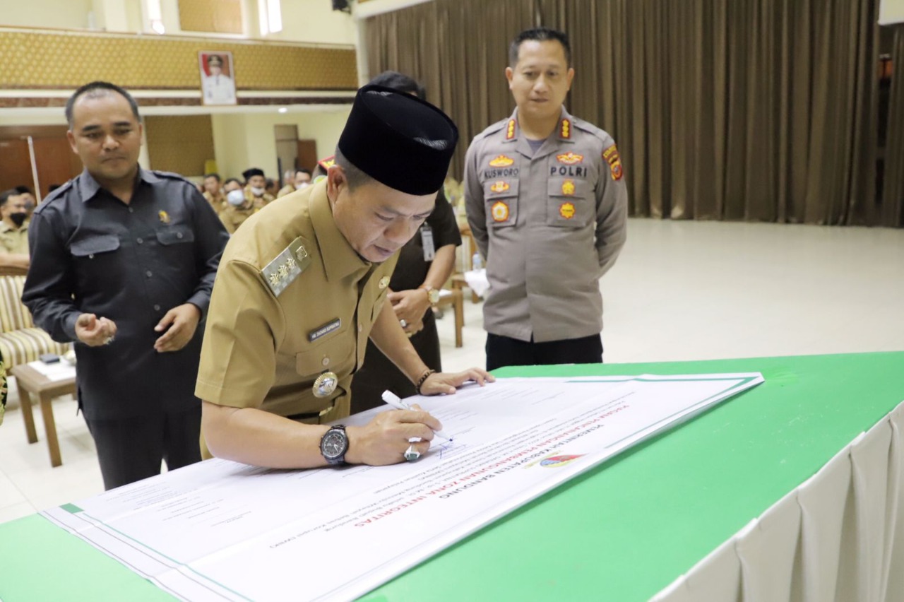 

Bupati Bandung HM Dadang Supriatna menandatangani dokumen  pencanangan pembangunan zona integritas di Lingkungan Pemerintah (Pemkab) Bandung di Gedung Moh. Toha, Soreang, Selasa (31/5/2022). Hadir menyaksikan Ketua DPRD Sugianto, Kapolresta Bandung Kombes Pol Kusworo Wibowo. (Foto: Porkopim) 


