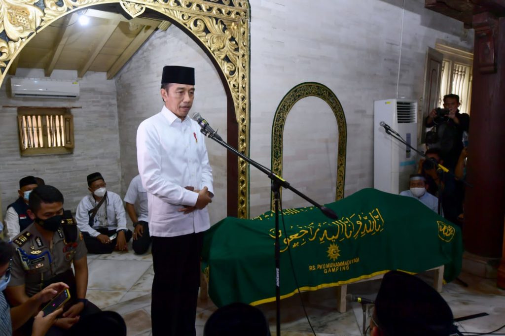 Presiden Jokowi saat bertakziah dan menyampaikan belasungkawa secara langsung atas wafatnya almarhum di Masjid Gedhe Kauman, Yogyakarta, Jumat (27/05/2022). (Foto: BPMI Setpres/Muchlis Jr)

