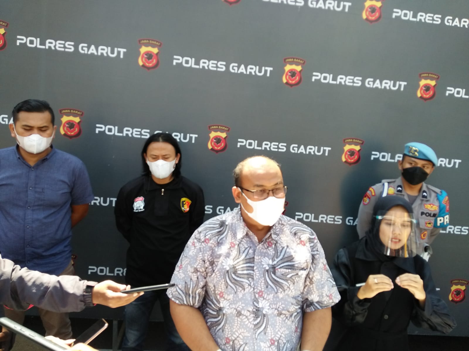 
Kasat Reskrim Polres Garut, Dede Sopandi, memberikan keterangan kepada wartawan saat menggelar konferensi pers di Mapolres Garut, Jalan Sudirman, Kecamatan Karangpawitan, Kabupaten Garut, Jumat (13/5/2022).(Foto: andre/dara.co.id)