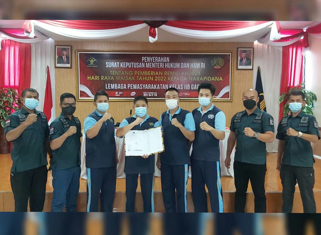 Penyerahan SK Remisi Khusus Waisak tahun 2022 kepada warga binaan yang beragama Buddha di Lapas Kelas IIB Garut, Jalan KH. Hasan Arif, Kecamatan Banyuresmi, Kabupaten Garut, Senin (16/5/2022). (Foto: Ist)