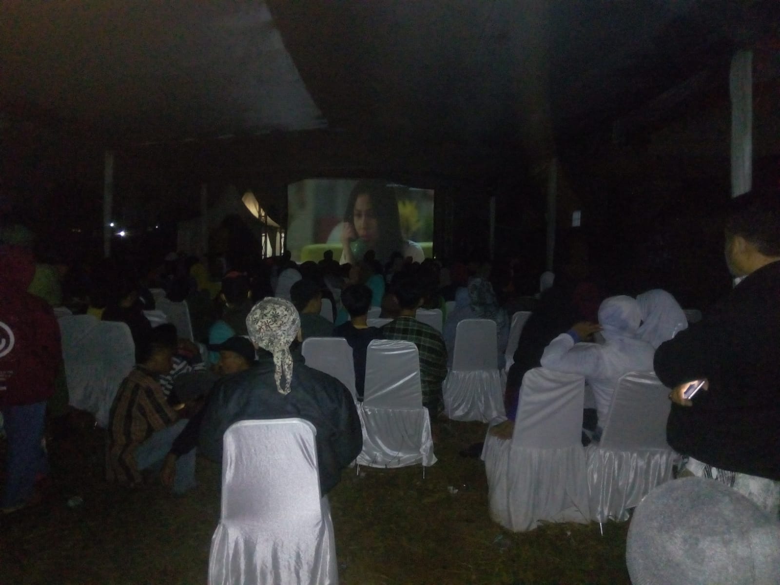 Warga Desa Cipicung, Kecamatan Banyuresmi antusia nonton gratis Film Indonesia (Foto: Istimewa)