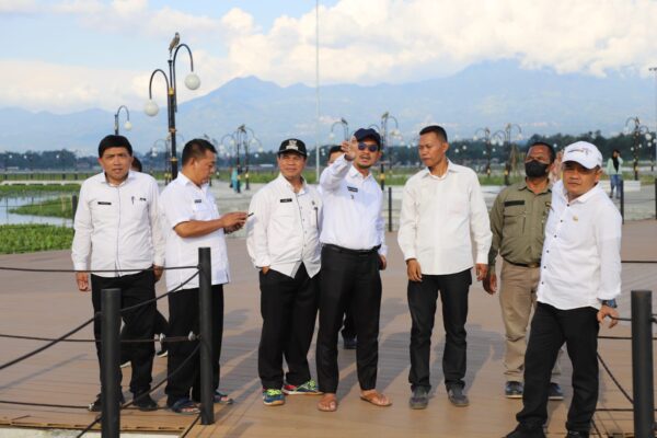 Wakil Bupati Garut, dr. Helmi Budiman, saat meninjaua objek wisata Situ Bagendit  di Kecamatan Banyuresmi, Kabupaten Garut, Rabu (18/5/2022) (Foto: Istimewa)
