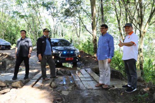 Wakil Bupati Garut, dr. Helmi Budiman, melakukan monitoring pembangunan jalan di Cihaurkuning, Kecamatan Cisompet, Kabupaten Garut, Jum'at (20/5/2022).(Foto: andre/dara.co.id)

