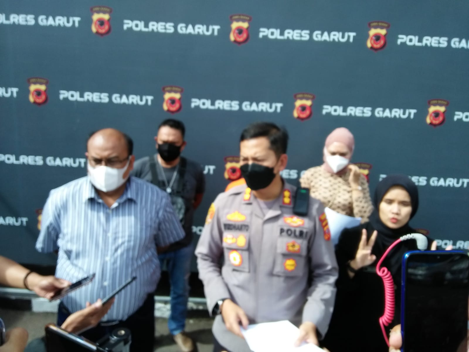 Kapolres Garut, AKBP Wirdhanto Hadicaksono, memberikan keterangan kepada wartawan saat ekspose di Mapolres Garut, Jalan Sudirman, Kecamatan Karangpawitan, Kabupaten Garut, Sabtu (21/5/2022) (Foto: Andre/dara.co.id)