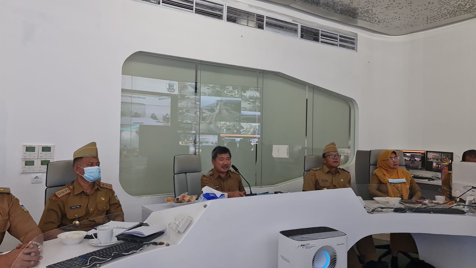 
Bupati Garut, Rudy Gunawan, memberikan arahan dalam Rakor terkait Penanganan PMK di Kabupaten Garut, di Command Center, Kecamatan Garut Kota, Kabupaten Garut, Senin (23/5/2022). (Foto: andre/dara.co.id)
