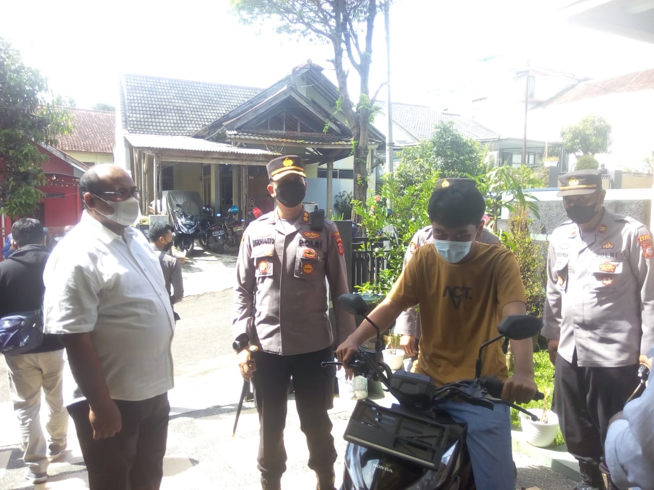 
Kapolres Garut, AkBP Wirdhanto Hadicaksono, mengembalikan sepeda motor hasil curian kepada pemiliknya di Perum Bumi Praja Indah, Kecamatan Tarogong Kaler, Kabupaten Garut, Rabu (25/5/2022). (Foo: andre/dara.co.id)
