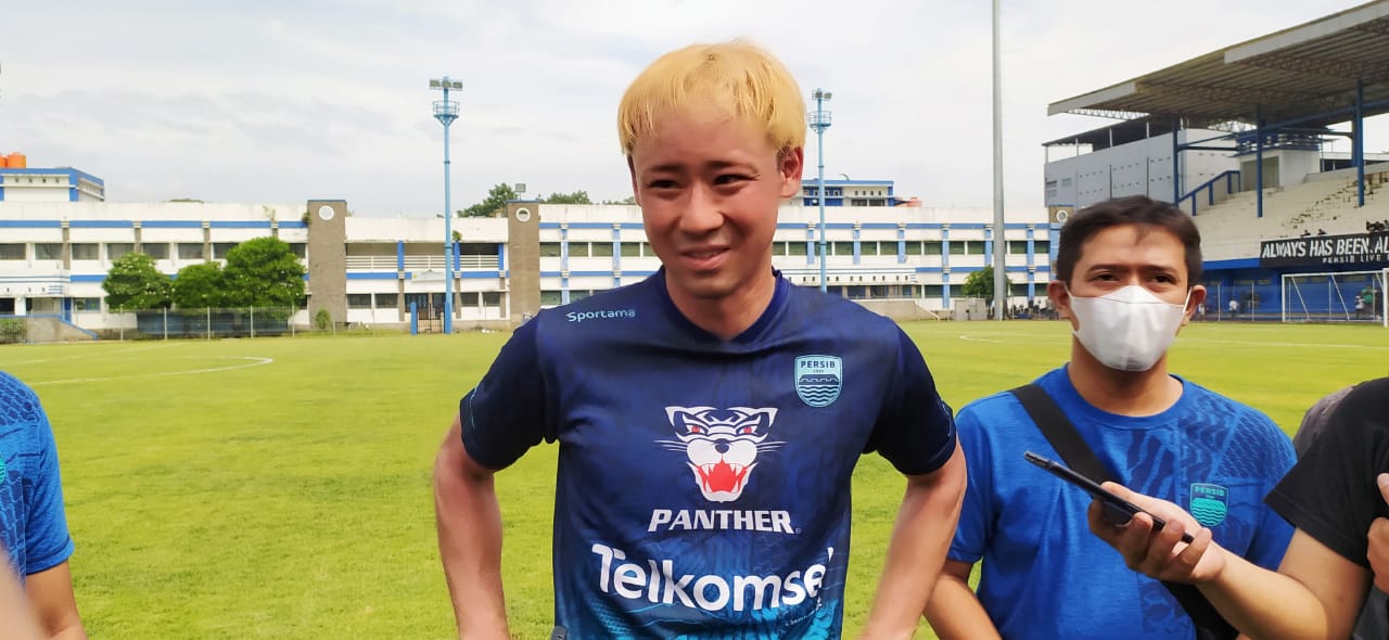 
Pemain asal Jepang, Ryohei Miyazaki ikut berlatihan perdana Persib Bandung di Stadion Sidolig, Kota Bandung, Selasa (17/5/2024),. (Foto: Ist)