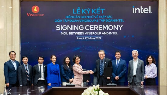 Nyonya Le Thi Thu Thuy, Wakil Ketua Vingroup dan Pat Gelsinger, CEO Intel pada upacara penandatanganan (Foto: Istimewa)