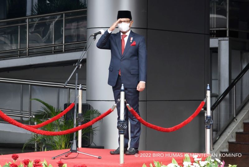 Menkominfo Johnny G. Plate, saat memimpin Upacara Peringatan Hari Kebangkitan Nasional 2022 yang berlangsung secara hibrida dari halaman Kantor Kementerian Kominfo, Jakarta Pusat, Jumat (20/05/2022). - (AYH) - (Humas/AYH)
