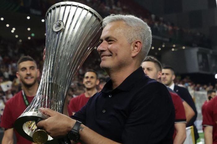 

Juru taktik Jose Mourinho membawa AS Roma Menjuarai Liga Konferensi Eropa 2021-2022 (Foto: BolaSport.com)