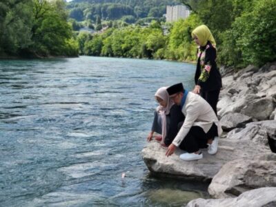 Gubernur Jawa Barat Ridwan Kamil, bersama istri dan anaknya Atalia, Azahra saat berdoa di tepi sungai Aurra, Swiss belum lama ini. (Foto: istimewa)