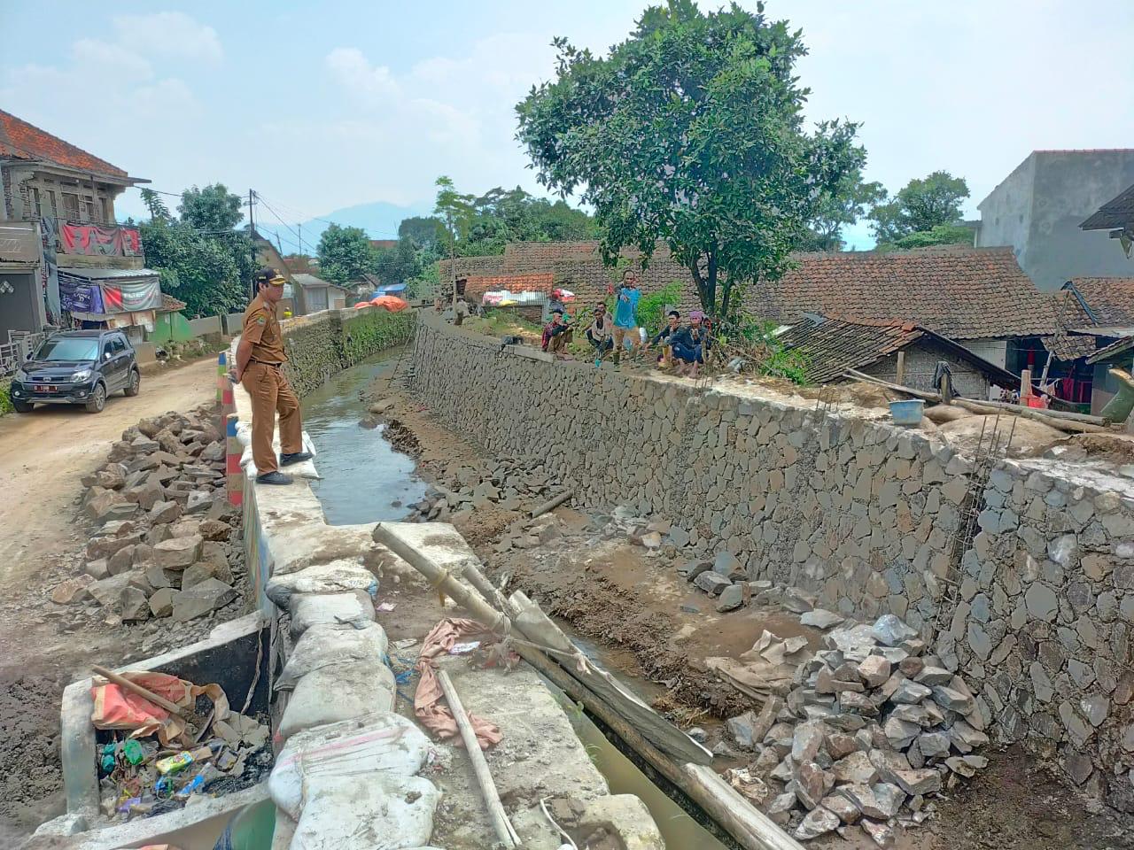 
Tanggul Sungai Cisunggalah yang sudah terbangun di Desa Panyadap, Kecamatan Solokanjeruk, Kabupaten Bandung, beberapa bulan lalu. (Foto istimewa/dara.co.id
