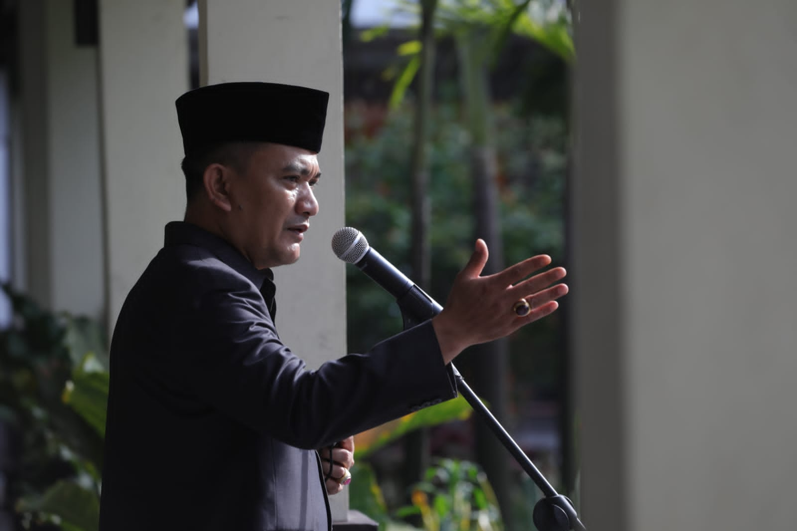 

Kepala Dinas Pendidikan Provinsi Jawa Barat Dedi Supandi saat menjadi inspektur upacara dalam peringatan Hari Lahir Pancasila di SMKN 1 Bandung, Rabu (1/6/2022). (Foto: Disdik Jabar)