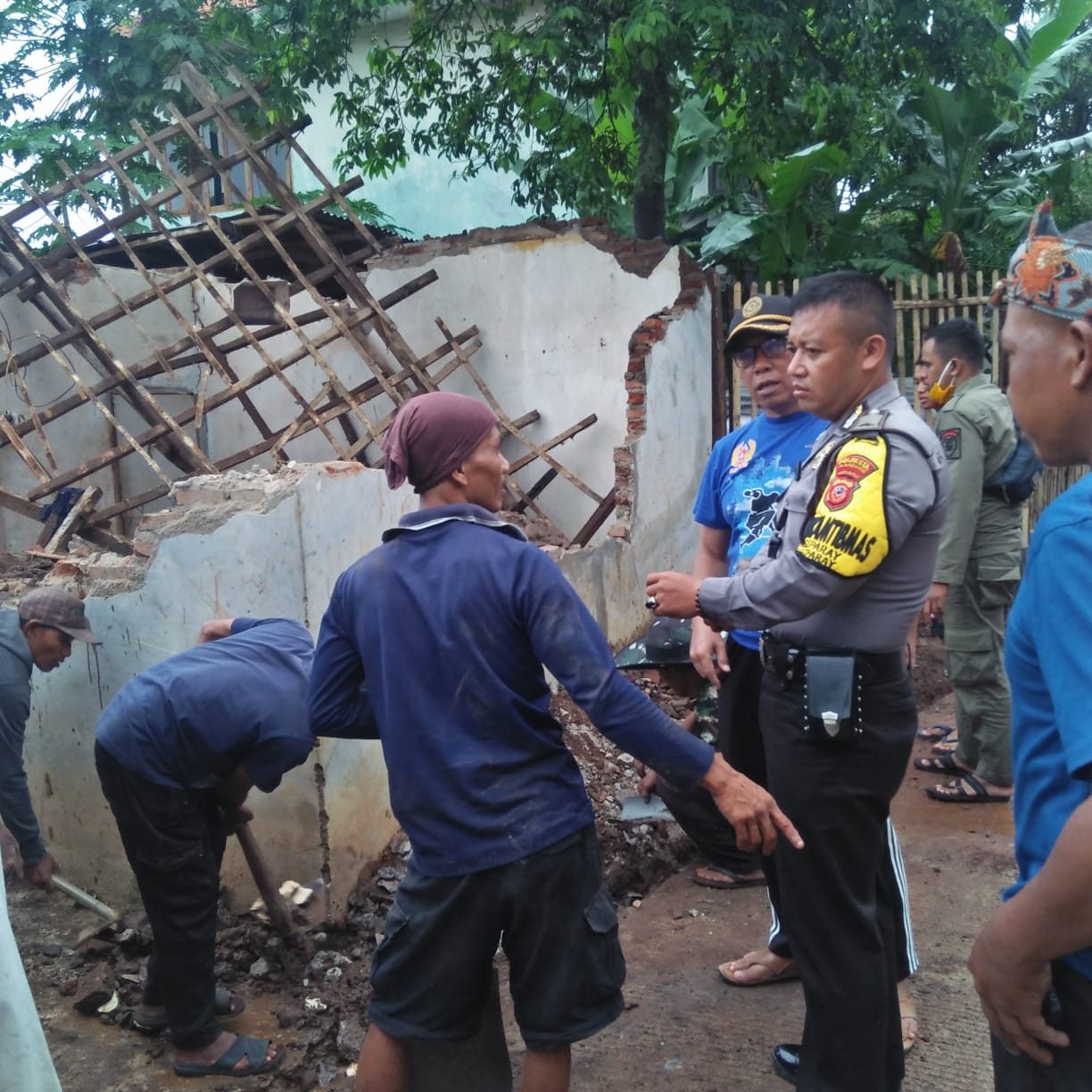 Rumah Tati Nuryati ambruk diterjang angin puting beliung (Foto: Istimewa)