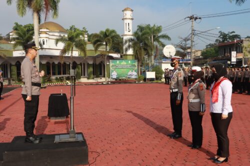 Kapolresta Bandung Kombes Pol Kusworo Wibowo memberikan penghargaan kepada tiga anggotanya yang berprestasi di Lapangan Mapolresta Bandung, Soreang, Jumat (3/6/2022). (Foto Polresta Bandung/dara.co.id)