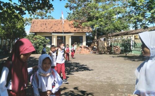 Meski belum diperbaiki, para siswa SDN Rancanilem kembali masuk sekolah (Foto: Istimewa)