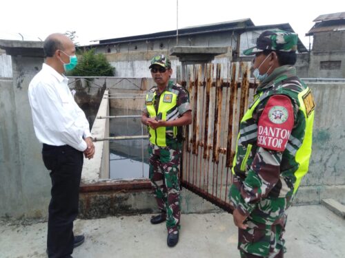 Komandan Sektor 4/Majalaya Satgas Citarum Harum Kolonel Inf Mulyono HS., beserta jajaran TNI lainnya melakukan pengecekan ke lokasi IPAL pabrik tekstil PT. Tawekal Jaya Jalan Raya Rancajigang Desa Padamulya Kecamatan Majalaya Kabupaten Bandung, Rabu (8/6/2022). (Foto Trinata/dara.co.id)