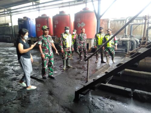 Komandan Sektor 4/Majalaya Satgas Citarum Harum Kolonel Inf Mulyono HS., saat melakukan pengecekan IPAL di PT CBIP Kecamatan Majalaya Kabupaten Bandung, Kamis (9/6/2022). (Foto Trinata/dara.co.id)