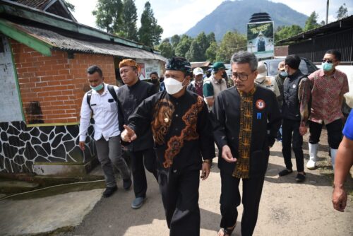 Bupati Bandung HM Dadang Supriatna saat melaksanakan  monitoring PMK di Desa Wanasuka, Kecamatan Pangalengan, Kabupaten Bandung (Foto: istimewa)