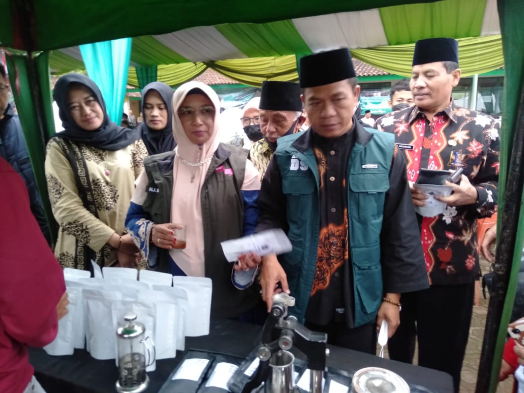 Bupati Bandung HM Dadang Supriatna saat di Cihawuk (Foto: Trinata/dara.co.id)