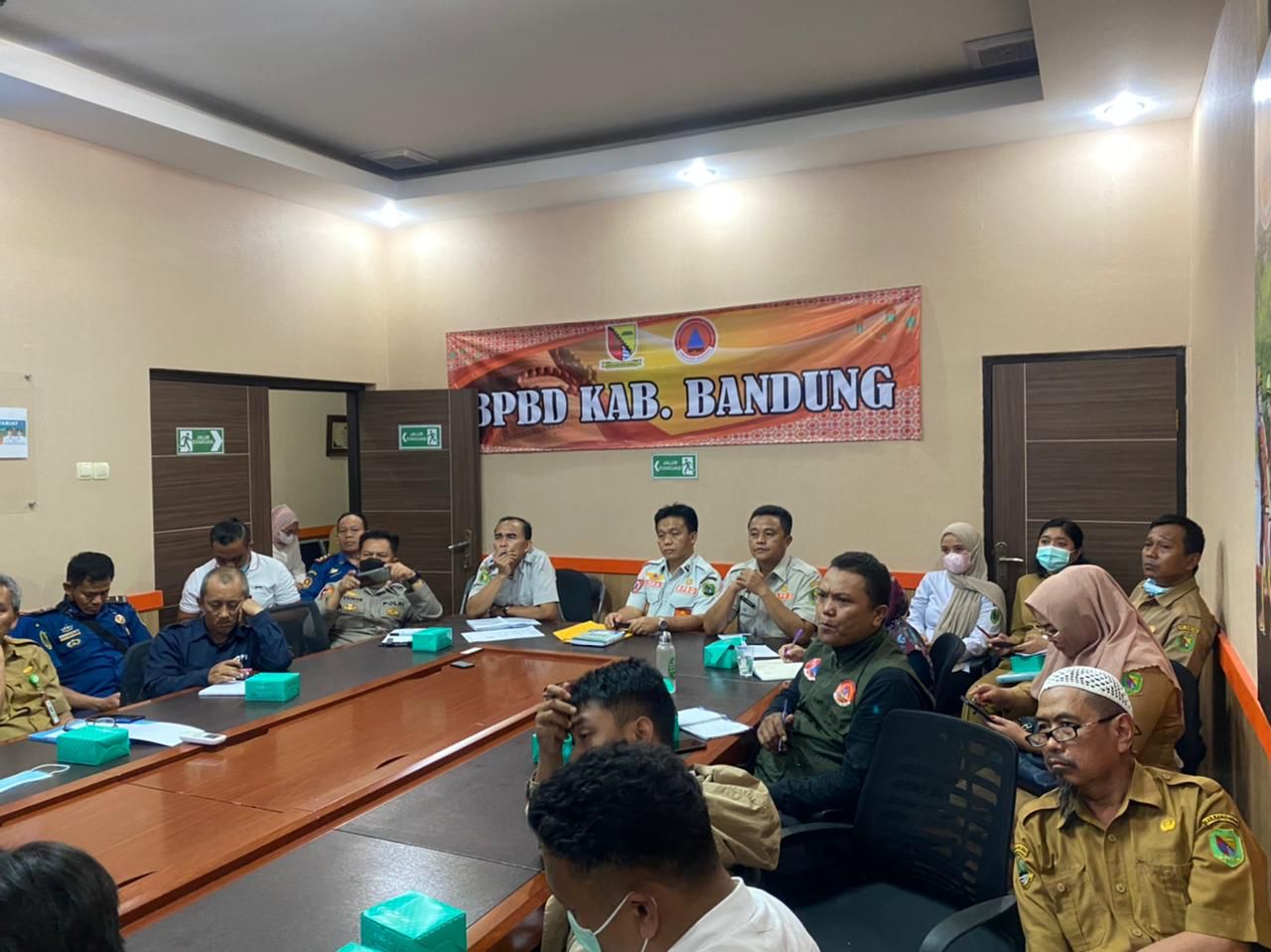 Rapat koordinasi penetapan status siaga darurat bencana di ruang rapat BPBD Kabupaten Bandung (Foto: arsip BPBD Kabupaten Bandung)