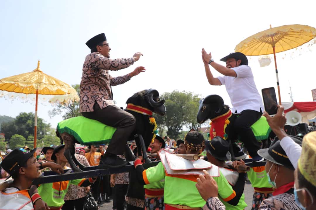 Wakil Bupati Garut, dr. Helmi Budiman, menghadiri Pawai Taaruf Musabaqah Tilawatil Qur’an (MTQ) dari Kabupaten Garut yang akan mengikuti acara MTQ ke-37 Tingkat Jawa Barat yang dilaksanakan di Alun-Alun Sumedang, Kabupaten Sumedang (Foto: Istimewa)