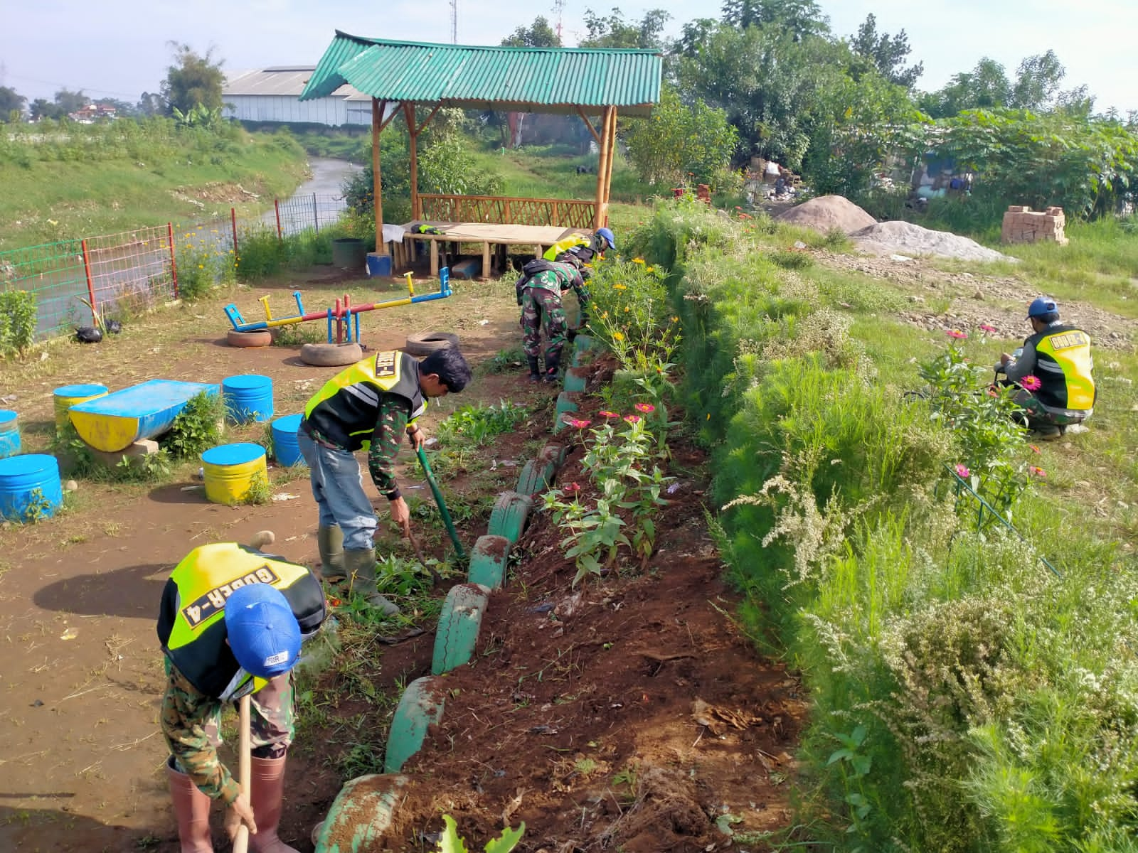 Satgas Citarum Harum Sektor 4/Majalaya bersama gober melaksanakan kegiatan pemeliharaan Taman Icon di Kampung Manirancang RT 02/RW 03 Desa Majasetra Kecamatan Majalaya Kabupaten Bandung (Foto: Istimewa)