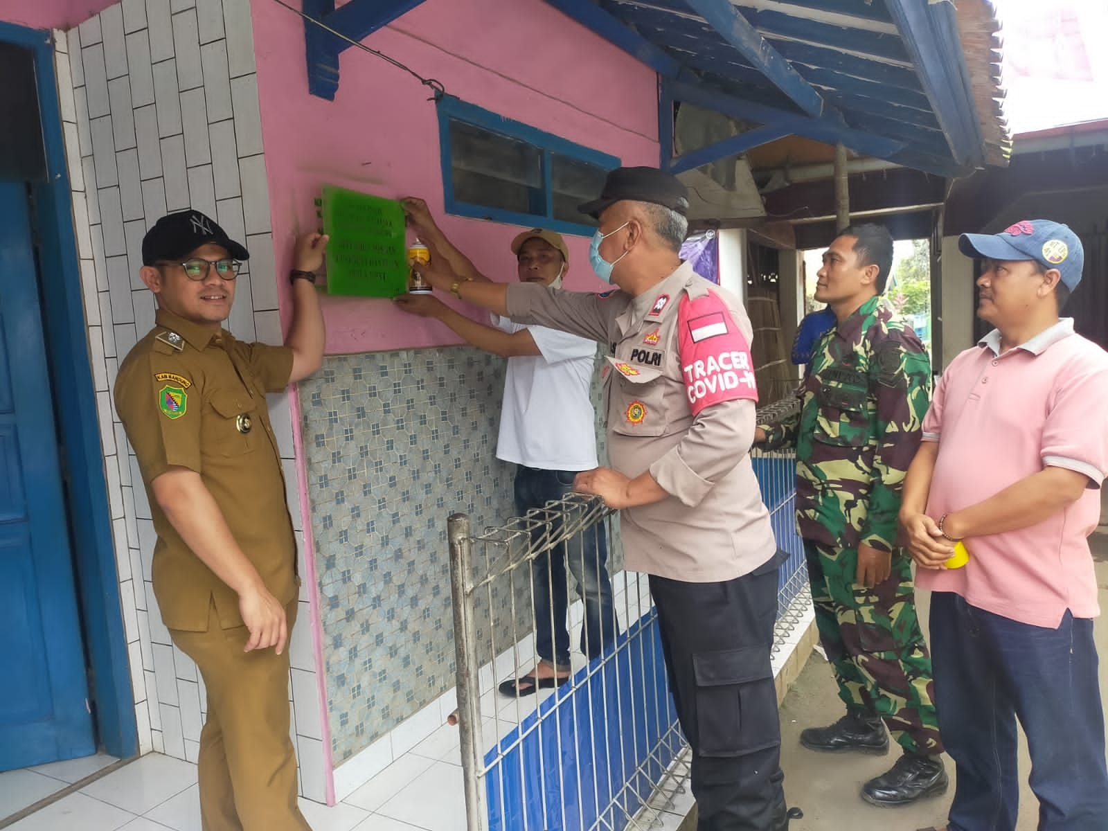 Kepala Desa Sukamaju Acep Handaka (kiri) bersama Babinsa dan Bhabinkamtibmas Desa Sukamaju sedang memberikan tanda di dinding rumah warga penerima BPNT PKH di Desa Sukamaju Kecamatan Majalaya Kabupaten Bandung (Foto: Istimewa)